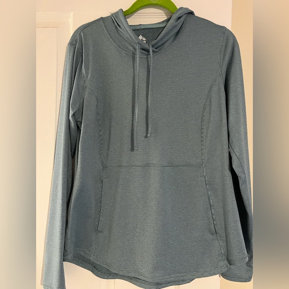 women rbx active hooded shirt.  Worn once.